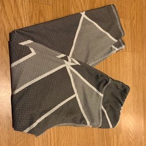 Evolution geometric leggings very soft cropped